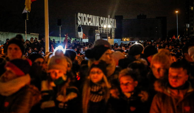 Gdańsk żegna swojego prezydenta. Tysiące ludzi w kondukcie żałobnym i Bazylice Mariackiej