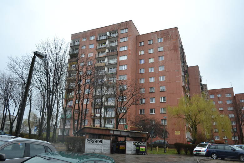 Dwuletnie dziecko wypadło przez balkon w Sosnowcu na Środuli. Chłopczyk spadł z 5. piętra i przeżył