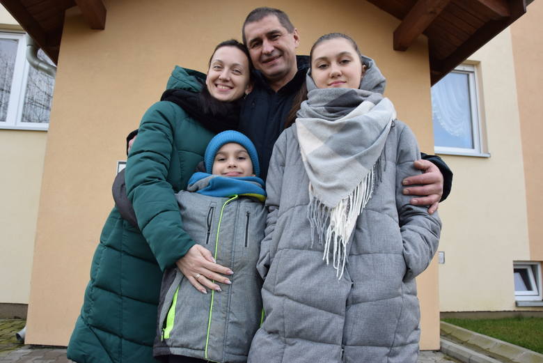 Rodzina Sirowackich w komplecie: tata Andrzej, mama Tatiana, córka Ola i syn Dima