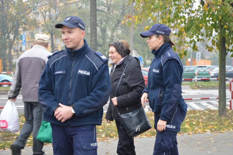300 kamizelek odblaskowych rozdano na miejskiej targowicy w Łowiczu [ZDJĘCIA]