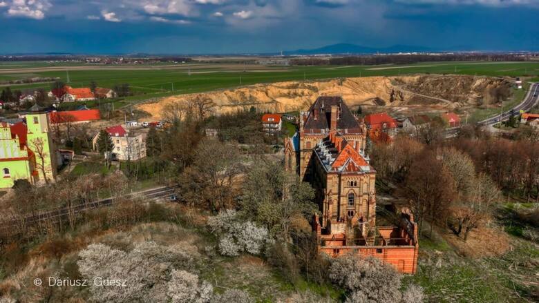 Pałac w Mokrzeszowie, czyli jedna z najbardziej mrocznych historii Dolnego Śląska. To właśnie tu miała być "fabryka aryjskich dzieci"