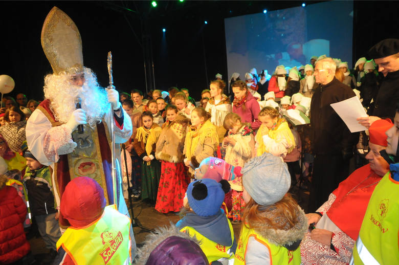 Wynajęcie Świętego Mikołaja na domową imprezę nie jest drogie. Pan Rafał, który od sześciu lat wciela się w rolę świętego Mikołaja i odwiedza najmłodszych z okolic Częstochowy za godzinną wizytę bierze 50 zł. To jedna z niższych stawek w woj. śląskim.