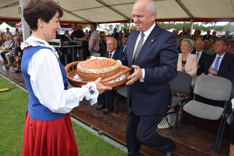 Marszałek Elżbieta Anna Polak częstuje dożynkowym chlebem wojewodę Władysława Dajczaka.