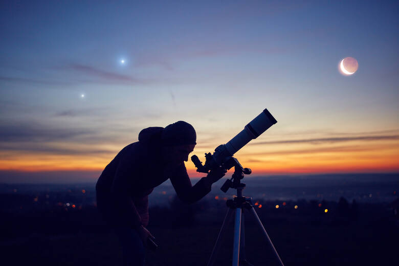 Amatorska astronomia staje się coraz popularniejszym hobby. By obserwować wiele niezwykłych zjawisk astronomicznych na nocnym niebie nie potrzeba wcale