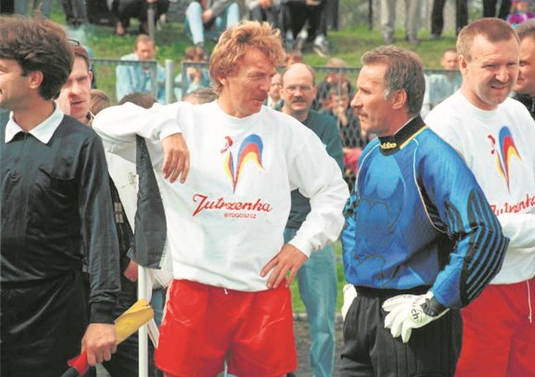 Dwaj przyjaciele i d wie legendy bydgoskiego Zawiszy -  Zbigniew Boniek (w środku)  i Andrzej Brończyk.