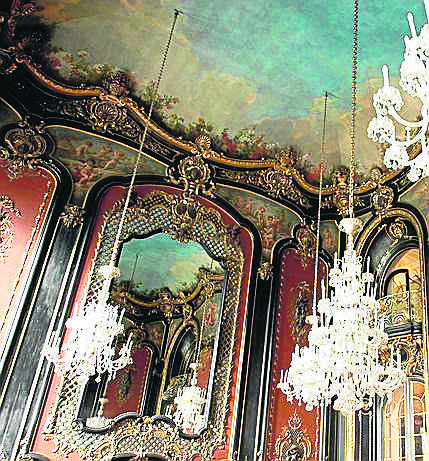 Słynne, umieszczone naprzeciwko siebie lustra w Sali Lustrzanej są wizytówką zamku. Każde z nich ma ponad 140 lat i ok. 14 mkw. powierzchni. Zostały dostarczone do Pszczyny z Paryża. Do dzisiaj zagadką jest, jak zostały tu przetransportowane  oraz jak je zamontowano.