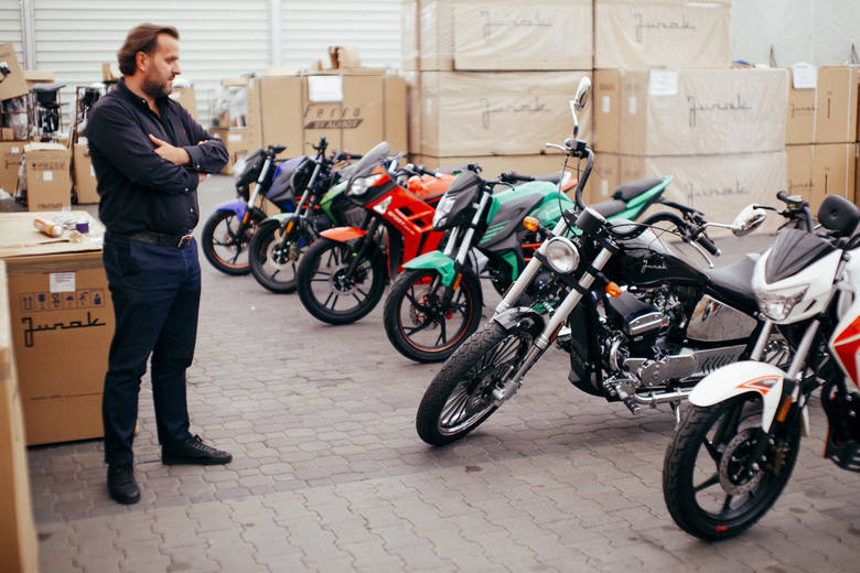 8 tysięcy różnych modeli motocykla marki Junak produkuje rocznie rodzinna firma Almot z Gniewkówca koło Złotnik Kujawskich. Na zdjęciu Mikołaj Sibora