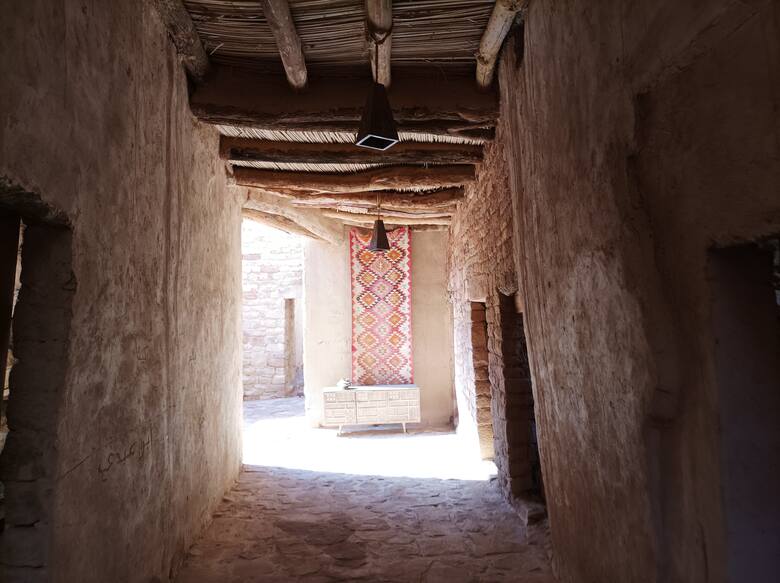 Saudyjskie osady nie miały wielu zdobień. Lubowano się jednak w dywanach różnych kształtów i rozmiarów, którymi chętnie ozdabiano ściany domów, a czasem
