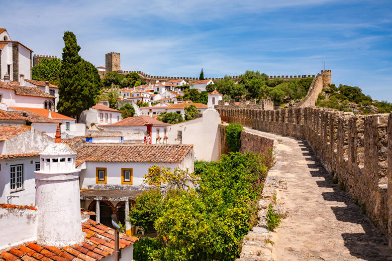 Historyczne mury portugalskiego miasta Óbidos