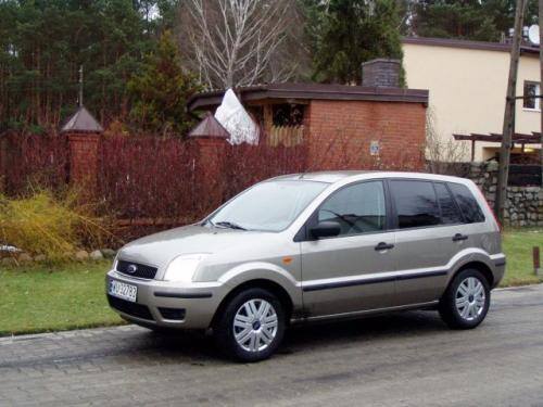 Fot. R. Polit: Ford Fusion lansowany jest jako samochód miejski. Powstał na płycie podłogowej Fiesty.