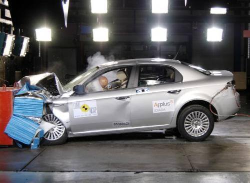 Fot. Euro-NCAP: Zderzenie czołowe Alfy Romeo 159 przeprowadzone przez niezależną od producentów aut organizację Euro-NCAP.