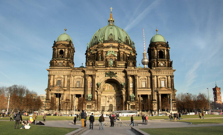Turyści podziwiający budynek katedry w Berlinie na Wyspie Muzeów