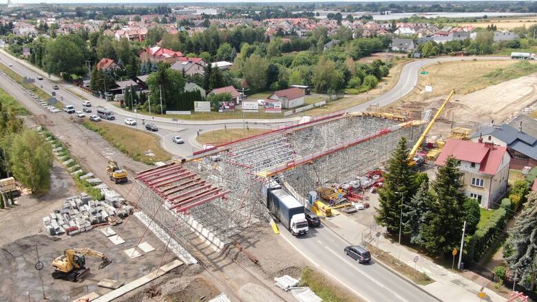 Zdjęcie z czasu budowy - widać  fragmenty powstającej konstrukcji nowego wiaduktu w Mielcu