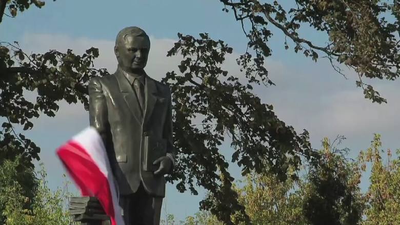 Pomnik Lecha Kaczyńskiego w Siedlcach został odsłonięty we wrześniu 2014 roku. - To dla mnie moment szczeg&oacute;lny. Moment, kt&oacute;ry pokazuje, że pr&oacute;ba zniszczenia pamięci o moim bracie nie uda się - powiedział Jarosław Kaczyński podczas uroczystości.<br /> <br /> Autorem rzeźby...