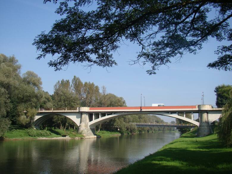 Od 1989 most nosi nazwę Piastowski