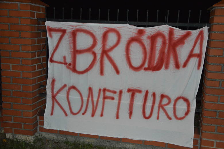 Na ogrodzeniu PSP w Łowiczu pojawiły się bannery wymierzone przeciwko komendantowi [ZDJĘCIA]