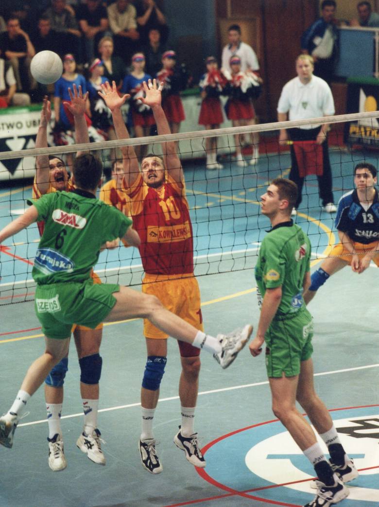 Pochodzący z Międzyrzecza skrzydłowy Dawid Murek (numer 6) kończy swą akcję na bloku gorzowian, ustawionym przez Wiktora Sidielnikowa (z lewej) i Macieja Kowalczuka. Zdjęcie pochodzi z półfinału play off w sezonie 1999-2000.