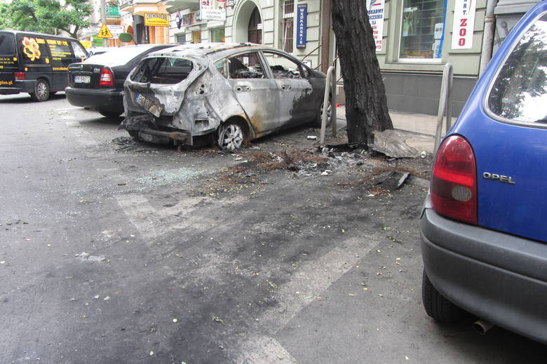 Policja: Pożar samochodów na Jeżycach to wynik podpalenia