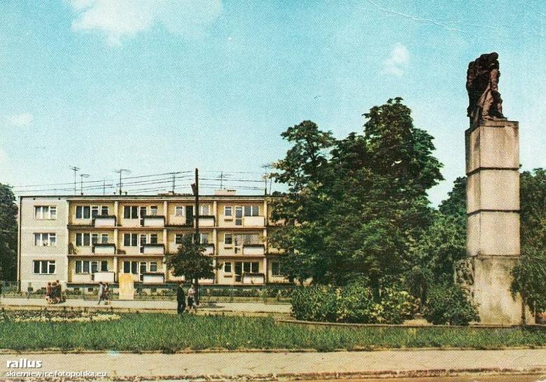 Lata 1960-1980, Pomnik przed budynkiem starostwa,blok mieszkalny na terenie osady pałacowej. ul. Kozietulskiego