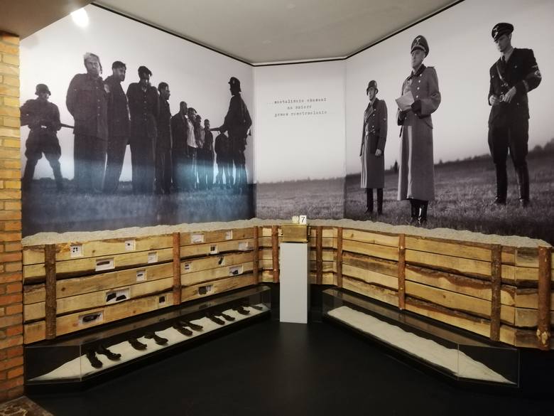 Ekspozycja w Muzeum Poczty Polskiej, na której prezentowane są przedmioty znalezione przy rozstrzelanych obrońcach 