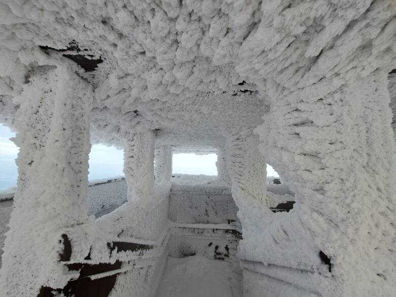 Warunki na wieży widokowej w Gorcach są bardzo zimowe. Jest pięknie, ale bardzo zimo, a droga na szczyt oblodzona