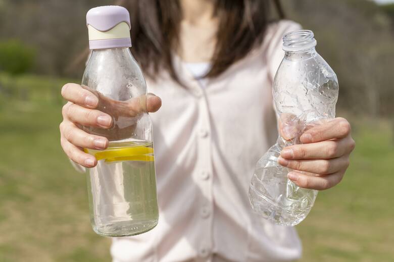 Szkło lub stal nierdzewna to świetne alternatywy dla plastikowych butelek na wodę.
