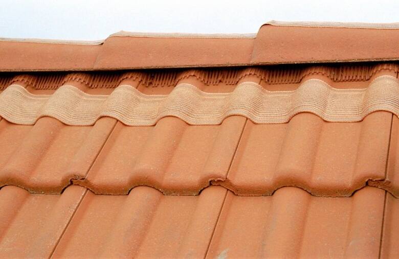 Na dachu można stosować miedziane kształtki lub taśmy, układane na kalenicy lub tuż pod nią.
