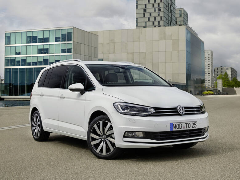 Według zapewnień Volkswagena, Touran w wersji z silnikiem diesla zużywa zaledwie 4 litry paliwa na 100 kilometrów / Fot. Volkswagen