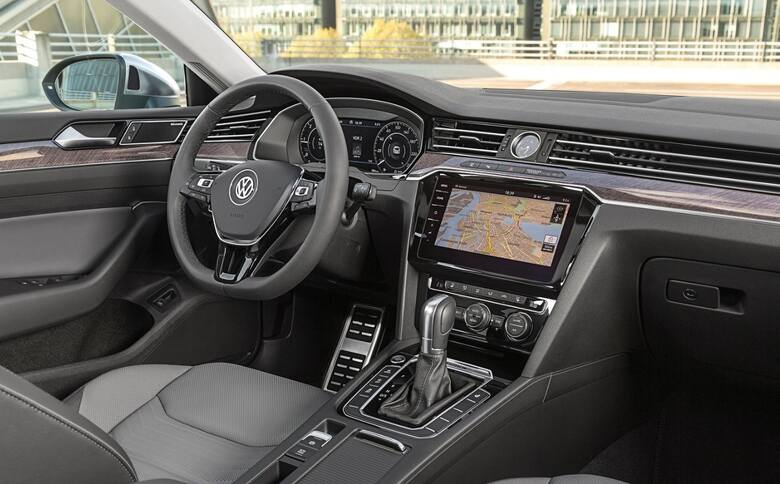 Volkswagen Arteon Trudno zaprzeczyć, że to Volkswagen oferuje nieco więcej na każdym szczeblu. W ofercie znajdziemy mocniejsze silniki, lepsze wyposażenie,