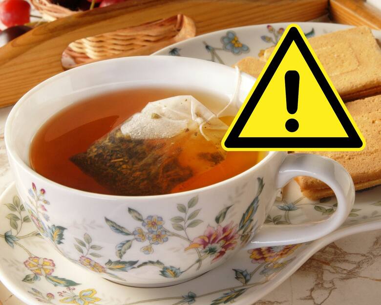 Herbata ekspresowa w ozdobnej filiżance i znak ostrzeżenia