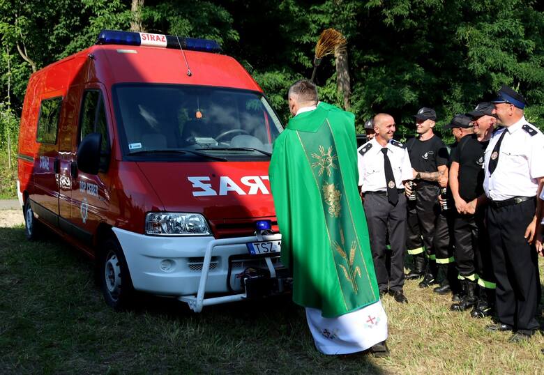 Uroczystość była także okazją do poświęcenia samochodu strażackiego jednostki Ochotniczej Straży pożarnej w Cebrze.