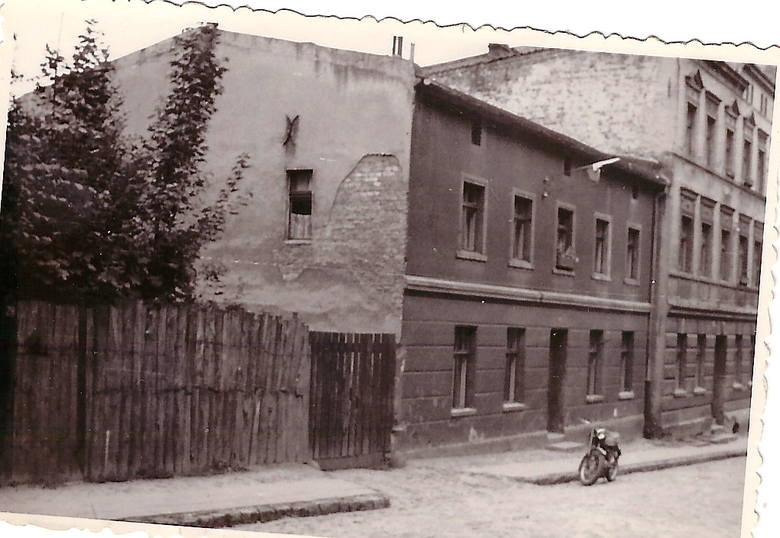 To archiwalne zdjęcie domu przy ul. Wąskiej (przed wojną Pietruszkowej), w którym urodził się Walter Ambrosius. To zdjęcie pomogło Szkotom odnaleźć ten budynek w Grudziądzu