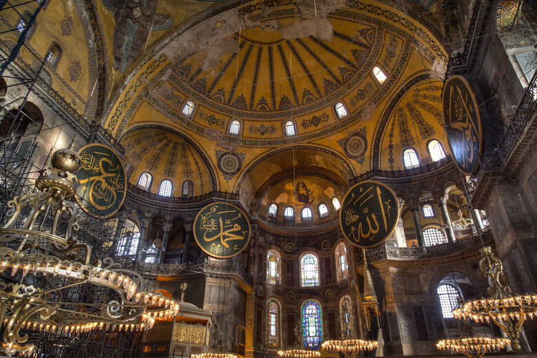 Monumentalne wnętrza niegdyś kościoła, a obecnie meczetu Hagia Sophia.
