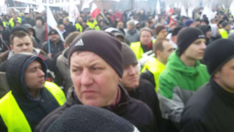 Protest w JSW: niemal 10 tysięcy górników pod siedzibą Jastrzębskiej Spółki Węglowej [WIDEO]