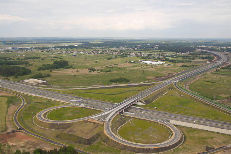 1 czerwca 2012: Generalna Dyrekcja Dróg Krajowych i Autostrad otworzyła 30-kilometrowy odcinek autostrady A1 z Wieszowy do Pyrzowic. Lotnisko zyskało zatem połączenie z południem regionu i z A4. Autostrada połączyła się tu z trasą S1. Niestety, odcinek od Pyrzowic do Częstochowy i dalej, do woj....