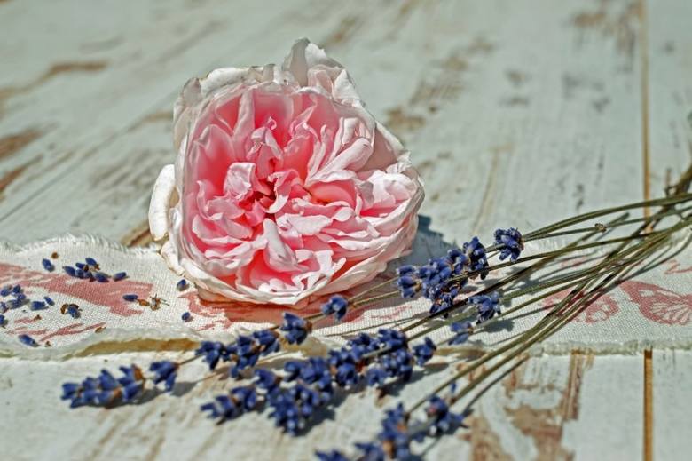Płatki róż i lawenda to klasyczny składnik potpourri, ale ich użycie nie jest konieczne.