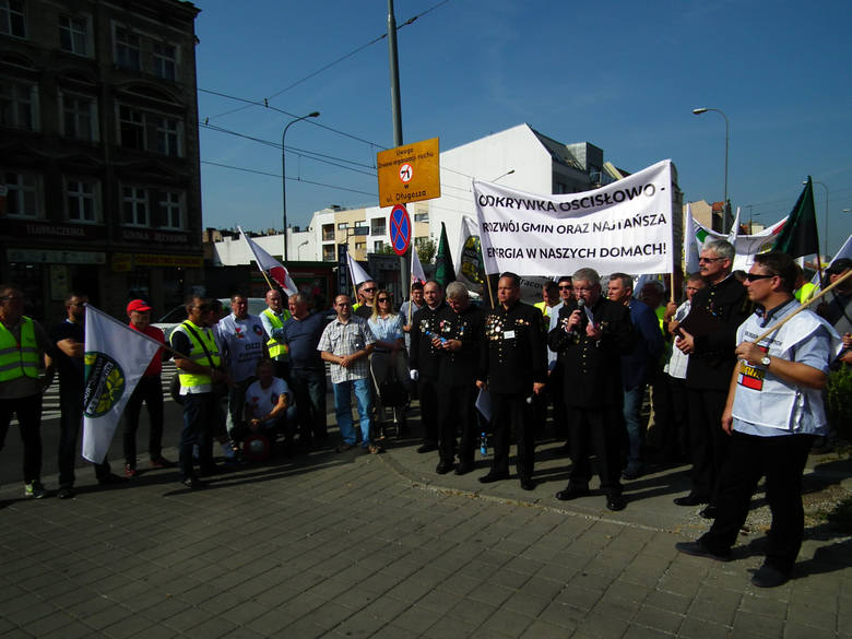 Przed budynkiem RDOŚ w Poznaniu odbyły się protesty zarówno zwolenników, jak i przeciwników budowy odkrywki w Ościsłowie. Teraz z powrotem, decyzją GDOŚ, tematem ma zająć się Poznań