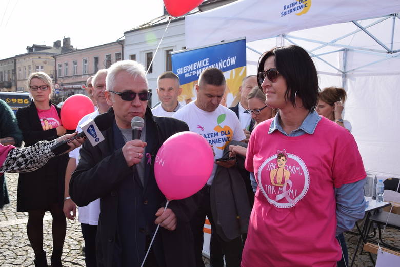 Marsz kobiet promujący badania profilaktyczne piersi w Skierniewicach [ZDJĘCIA, FILM]