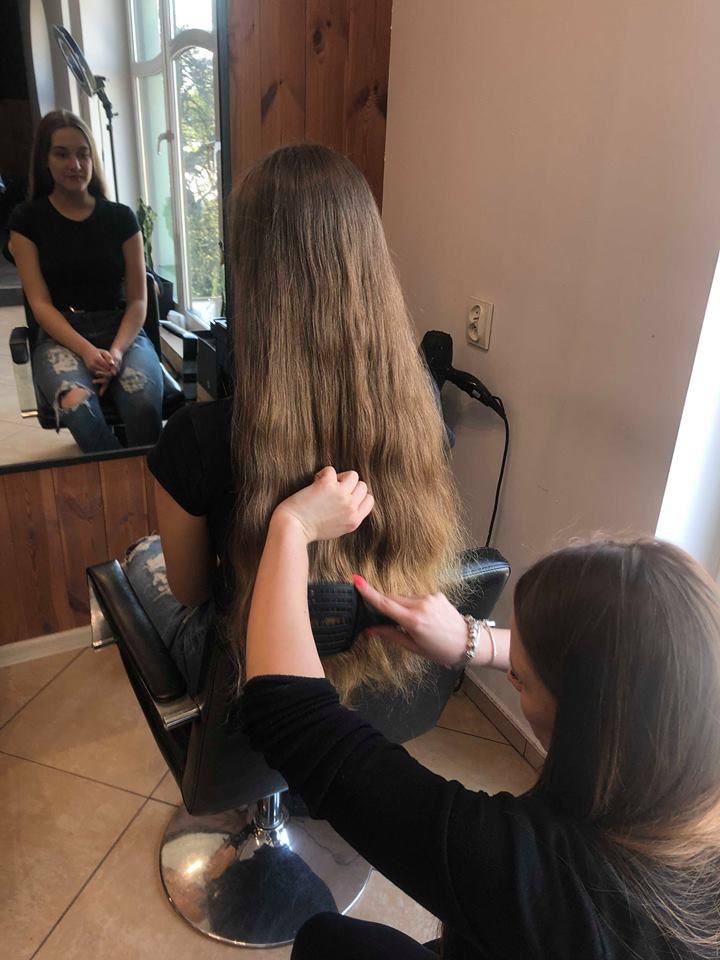 Nawet kilka osób w tygodniu pojawia się w salonach, które współpracują z Fundacją Rak’n’Roll i bezpłatnie oddają swoje włosy na peruki dla chorych po chemioterapii.