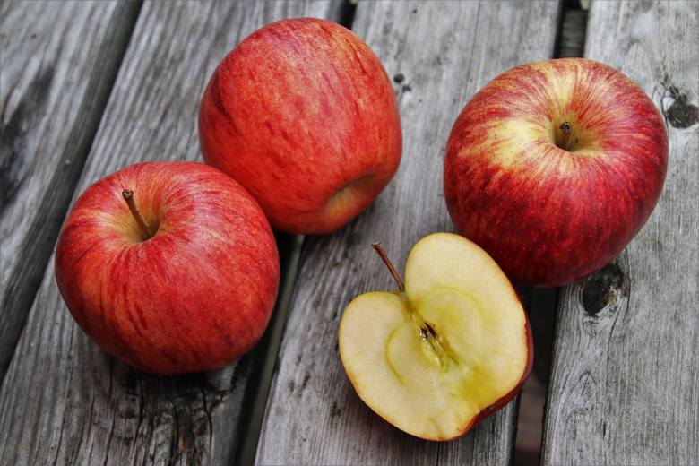 Jaką odmianę owoców wybrać na diecie jabłkowej? Najlepiej sięgać po różne albo postawić tą o najbardziej kwaskowatym smaku i jędrnym miąższu.