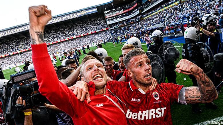 Triumfatorzy Jupiler Pro League sezonu 2022/23 - piłkarze Royal Antwerp. Z prawej kapitan Toby Alderweireld