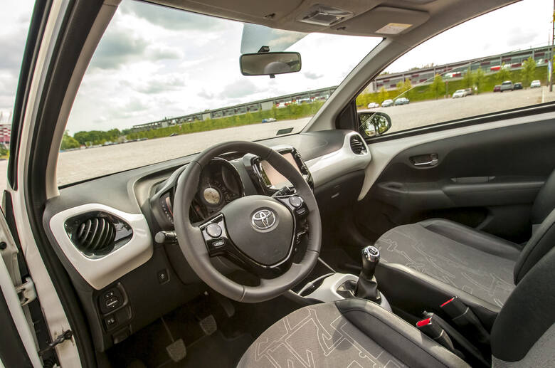 Toyota Aygo Wyposażenie seryjne przemawia na korzyść Aygo. Ma przewagę w poduszkach powietrznych i oferuje manualną klimatyzację oraz radioodtwarzacz