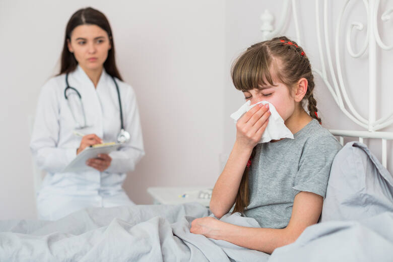 Chora dziewczynka badana przez lekarkę
