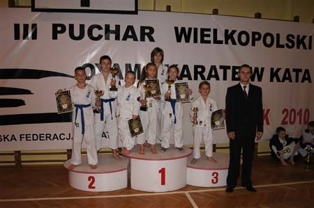 Pięć medali młodych karateków