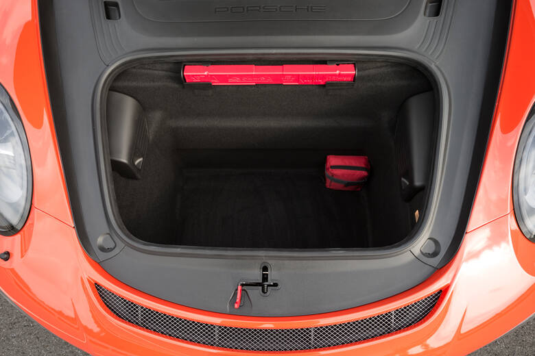Mimo wielu „stróżów” Porsche 911 GT3 RS nie jest zimną i beznamiętną bestią. Moment obrotowy jest dostatecznie wysoki, aby przeskoczyć nad barierami