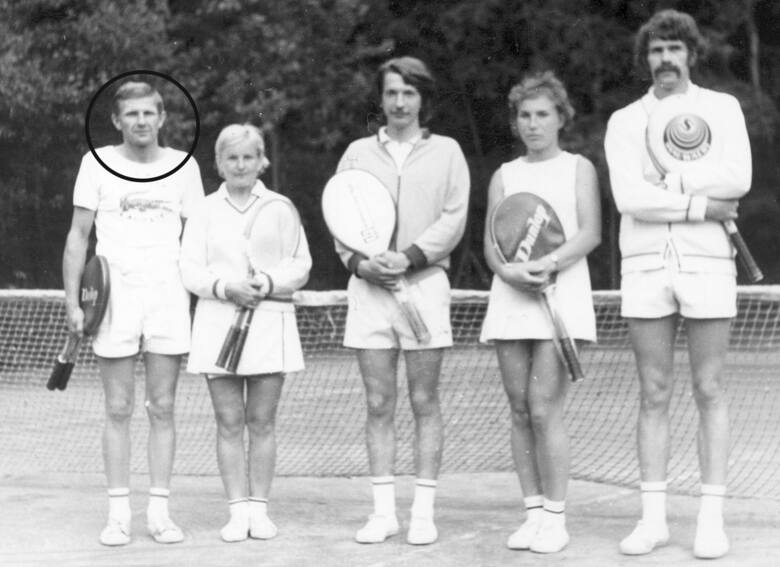 Na zdjęciu Mistrzowie Polski z 1973 r. Stają od lewej: Ireneusz Łyżwiński, Wanda Ostrowska, Aleksander Harasym, Danuta Wieczorek – Szwaj, Jerzy Sons