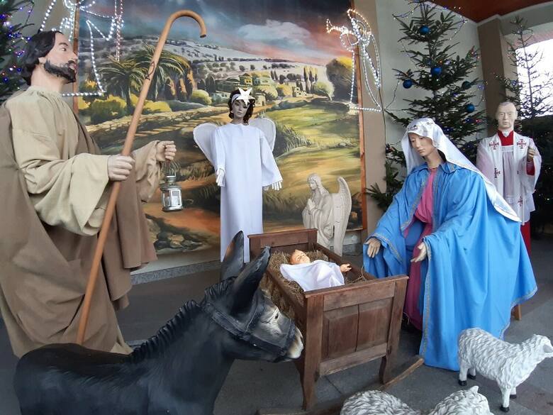 Szopka bożonarodzeniowa w sanktuarium w Bielanach, w której figury są naturalnych rozmiarów