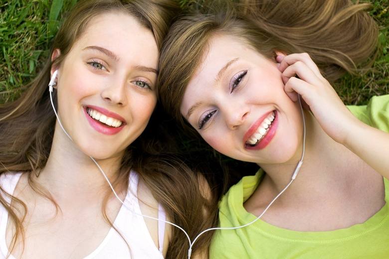 Młodzi ludzie niemal powszechnie słuchają zbyt głośno muzyki, przez co coraz częściej zaczynają tracić słuch niemal w takim tempie, jak osoby starsz