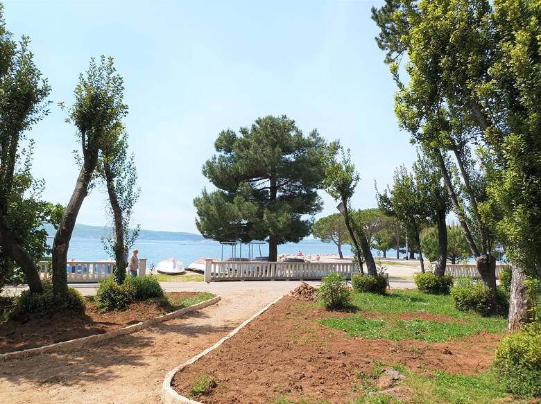 Promenada w Crikvenicy to nie pusty pas betonu przy plaży, lecz raczej park pełen śródziemnomorskich roślin.
