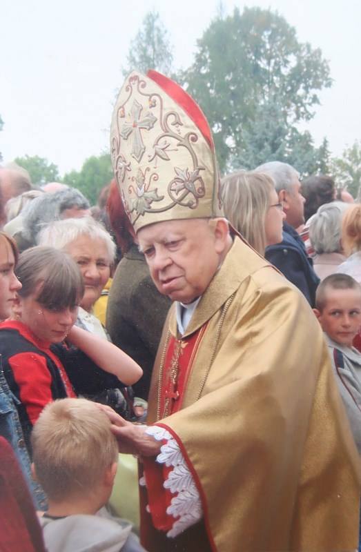 Abp Ignacy Tokarczuk podczas uroczystości odpustowych w sanktuarium Matki Bożej Saletyńskiej w Dębowcu k/Jasła, wrzesień 2006.